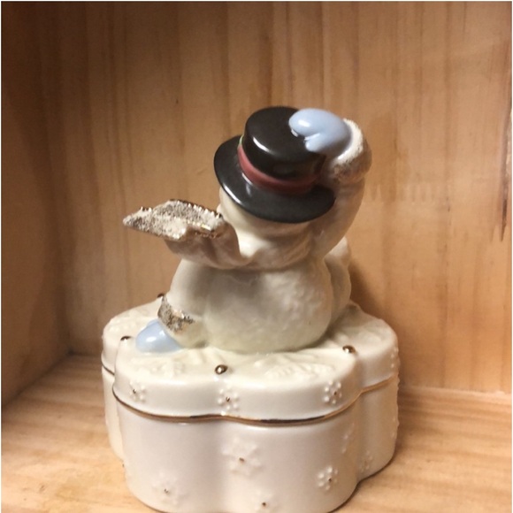 Lenox Winter wonderland snowman, music box - Picture 4 of 7